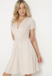 Jasnobeżowa Rozkloszowana Sukienka z Wiskozą o Kopertowym Kroju z Marszczeniem Adivas. Brązowe sukienki damskie Born2be, na co dzień, l, bez wzorów, z wiskozy, eleganckie, bez kołnierzyka, bez ramiączek, mini, kopertowe. Za 139.99 zł.