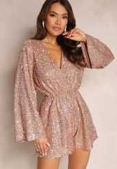 Różowy Kombinezon o Kopertowym Fasonie z Gumką w Pasie Ozdobiony Cekinami Nrevia. Czerwone sukienki damskie Renee, m, bez wzorów, bez kołnierzyka, bez ramiączek, kopertowe. Za 99.99 zł.