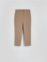 Spodnie slim z kantem - brązowy. Brązowe spodnie materiałowe damskie Reserved, bez wzorów, z bawełny. W wyprzedaży za 79.99 zł.