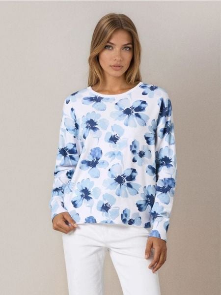 Sweter z wiskozą w kwiatowy wzór - niebieski. Niebieskie swetry damskie Sinsay, l, bez wzorów, z wiskozy, bez kołnierzyka, bez ramiączek, bez kaptura. Za 45.99 zł.