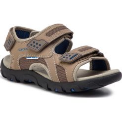 Sandały GEOX - J S.Strada B J9224B 014CE C5T4B S Lt Beige/Avio. Brązowe sandały chłopięce Geox, z materiału, bez zapięcia. W wyprzedaży za 179.00 zł.