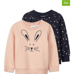 Bluzy (2 szt.) w kolorze jasnoróżowym i granatowym. Czerwone bluzy dla dziewczynek Name it Baby, z haftami, z bawełny. W wyprzedaży za 42.95 zł.