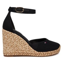 Espadryle Tommy Hilfiger. Czarne espadryle damskie Tommy Hilfiger, bez wzorów, bez obcasa, bez zapięcia. Za 409.99 zł.