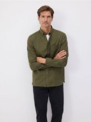 Koszula regular fit z kieszonką - oliwkowy. Zielone koszule męskie Reserved, l, bez wzorów, z bawełny, bez kołnierzyka, bez ramiączek. W wyprzedaży za 39.99 zł.
