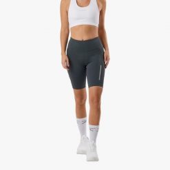 Krótkie legginsy treningowe damskie Swedemount Core Pocket Tights szybkoschnące. Zielone legginsy damskie SWEDEMOUNT, bez wzorów, z tkaniny. Za 129.99 zł.