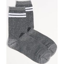 Brokatowe skarpetki z paskami - Srebrny. Szare skarpety damskie Mohito, w paski. Za 19.99 zł.