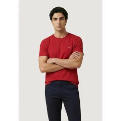 Koszulka crop top Mężczyzna GANT REG SHIELD SS T-SHIRT. Czerwone t-shirty męskie GANT, m, bez wzorów, z bawełny, bez kołnierzyka. Za 209.90 zł.