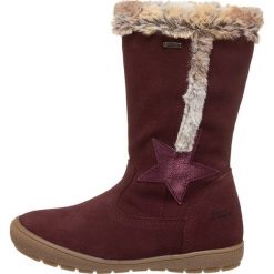 Kozaki zimowe w kolorze jagodowym. Czerwone buty zimowe dziewczęce Primigi, bez wzorów, z gore-texu, bez zapięcia. W wyprzedaży za 232.95 zł.