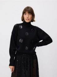 Wełniany sweter z aplikacjami - czarny. Czarne swetry damskie Reserved, l, z aplikacjami, z wełny, bez kołnierzyka, bez ramiączek, bez kaptura. W wyprzedaży za 199.99 zł.