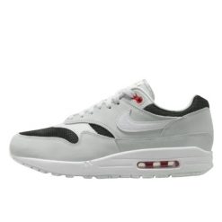 Buty do chodzenia dla dorosłych Air Max 1 Urawa (2023). Szare obuwie sportowe damskie Nike, bez wzorów, z materiału, do piłki nożnej, nike air max. Za 714.60 zł.