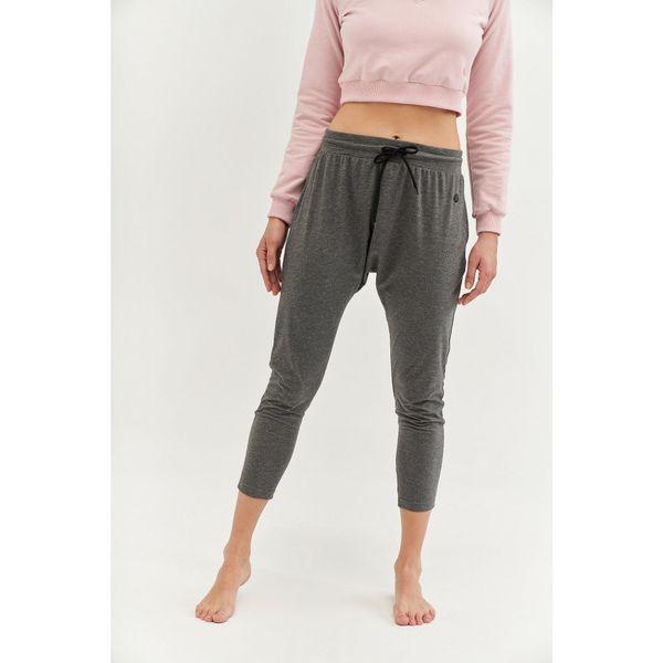 Spodnie do jogi Moonholi Cosmic Cropped Track Pants z obniżonym krokiem. Szare spodnie materiałowe damskie MOONHOLI, m, bez wzorów, z obniżonym stanem. Za 369.00 zł.