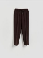 Spodnie z kantem - ciemnobrązowy. Brązowe spodnie materiałowe damskie Reserved, l, bez wzorów, z tkaniny. Za 119.99 zł.