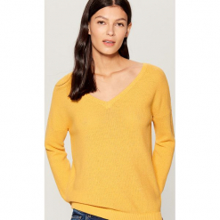 Sweter z dekoltem w szpic - Żółty. Swetry damskie marki Mohito. Za 89.99 zł.