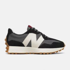 Buty New Balance 327 Damskie Czarne. Czarne obuwie sportowe damskie New Balance, bez wzorów, z materiału, do biegania. Za 866.00 zł.
