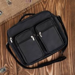 Skórzana torba męska na ramię czarna listonoszka A4 do pracy Abruzzo ABR-20. Czarne torby na ramię męskie bez wzorów, z materiału, biznesowe, do ręki. Za 199.99 zł.