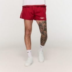 Szorty męskie fitness oversize czerwone Varsity. Czerwone krótkie spodenki sportowe męskie GYMBEAM, m, bez wzorów, z bawełny, na fitness i siłownię. Za 88.90 zł.