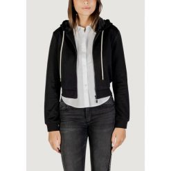 Bluza Kobieta GUESS ACTIVE 3D PEONY ZIPPER HOODIE JACKET. Czarne bluzy damskie Guess Active, z aplikacjami, z tkaniny, bez kaptura. W wyprzedaży za 339.60 zł.