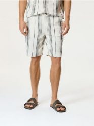 Szorty z haftowanym wzorem - złamana biel. Szorty męskie Reserved, l, bez wzorów, z bawełny. Za 159.99 zł.