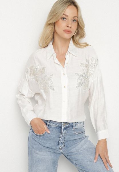 Biała Koszula Oversize z Wiskozą Zdobiona Kwiatami z Cyrkonii Jaslira. Białe bluzki damskie Born2be, l, z aplikacjami, z jeansu, eleganckie, bez kołnierzyka, bez ramiączek. Za 79.99 zł.
