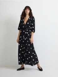 Sukienka maxi z wiązaniem - czarny. Czarne sukienki damskie Reserved, l, bez wzorów, z wiskozy, bez kołnierzyka, bez ramiączek, maxi, rozkloszowane. Za 199.99 zł.