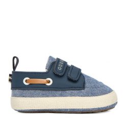 Półbuty Guess. Niebieskie półbuty chłopięce Guess, z aplikacjami, bez zapięcia. Za 99.99 zł.