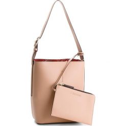 Torebka CALVIN KLEIN - Inside Out Bucket K60K604300 901. Brązowe torebki do ręki damskie Calvin Klein, ze skóry ekologicznej. W wyprzedaży za 439.00 zł.