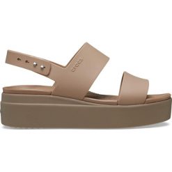 Sandały dmaskie Crocs BROOKLYN LOW WEDGE. Brązowe klapki damskie Crocs, bez wzorów, bez obcasa, bez zapięcia. Za 199.00 zł.