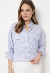 Jasnoniebieska Koszula o Krótszym Kroju z Kieszeniami w Paski Guelia. Niebieskie bluzki damskie Born2be, l, bez wzorów, eleganckie, bez kołnierzyka, bez ramiączek. Za 79.99 zł.