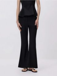 Spodnie flare - czarny. Czarne spodnie materiałowe damskie Reserved, l, bez wzorów, z tkaniny. Za 129.99 zł.