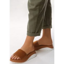 Camelowe Klapki Redress. Klapki damskie Born2be, bez wzorów, sportowe, bez obcasa, na platformie. Za 34.99 zł.