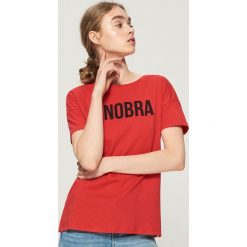 Koszulka z napisem - Czerwony. T-shirty damskie marki DOMYOS. W wyprzedaży za 14.99 zł.