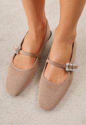 Ciemnobeżowe Balerinki z Imitacji Zamszu z Paskiem z Biżuteryjną Klamerką Elintora. Brązowe baleriny damskie Born2be, bez wzorów, z jeansu, biznesowe, bez obcasa. Za 69.99 zł.