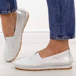 Srebrne skórzane półbuty damskie S.Barski 7049. Szare półbuty damskie S.BARSKI, na jesień, w ażurowe wzory, z jeansu, casualowe, bez obcasa, na płaskiej podeszwie, bez zapięcia. Za 229.00 zł.