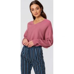 NA-KD Krótki sweter z rękawem typu nietoperz - Pink. Różowe swetry damskie NA-KD, z dzianiny. W wyprzedaży za 60.98 zł.