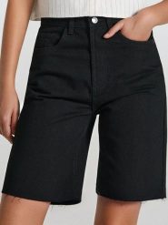 Szorty jeansowe straight - czarny. Czarne szorty damskie Sinsay, l, bez wzorów, z jeansu. W wyprzedaży za 33.99 zł.
