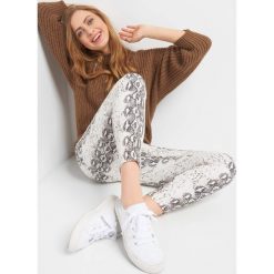 Spodnie z wężowym wzorem. Spodnie materiałowe damskie marki Orsay. Za 89.99 zł.