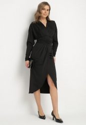 Czarna Sukienka Kopertowa z Wiskozą Zdobiona Marszczeniem Edivana. Czarne sukienki damskie Born2be, m, z aplikacjami, z jeansu, eleganckie, bez kołnierzyka, bez ramiączek, kopertowe. Za 129.99 zł.