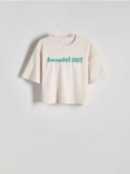 T-shirt boxy z nadrukiem - złamana biel. T-shirty damskie Reserved, l, bez wzorów, z bawełny, bez kołnierzyka. W wyprzedaży za 19.99 zł.