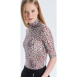 Bluzka z golfem w cętki - Biały. Bluzki damskie Cropp. W wyprzedaży za 19.99 zł.