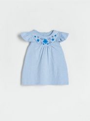 Sukienka z haftem - jasnoniebieski. Niebieskie sukienki niemowlęce Reserved, bez wzorów, z bawełny, bez ramiączek. W wyprzedaży za 15.99 zł.