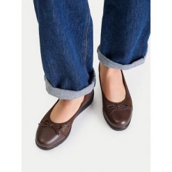 Półbuty Go Soft. Brązowe półbuty damskie GO SOFT, bez wzorów, bez obcasa, na koturnie, bez zapięcia. Za 179.99 zł.