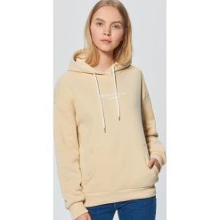Bluza z napisem - Beżowy. Bluzy damskie Cropp. Za 79.99 zł.