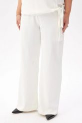 Eleganckie spodnie Rosa z poszerzoną nogawką w kolorze ecru PLUS SIZE XXL. Spodnie materiałowe damskie Moda Size Plus Iwanek, plus size, bez wzorów, z elastanu, z podwyższonym stanem. Za 249.90 zł.