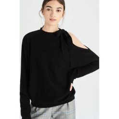 Sweter z odkrytym ramieniem - Czarny. Swetry damskie marki bonprix. W wyprzedaży za 39.99 zł.