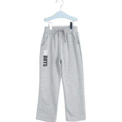 Jasnoszare Spodnie Dresowe Deep Waters. Szare spodnie sportowe dla chłopców Born2be, z dresówki. Za 29.99 zł.