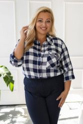 Elegancka długa zapinana koszula w kratę PLUS SIZE XXL. Bluzki damskie Nasi partnerzy, plus size, bez wzorów, z wiskozy, eleganckie, bez kołnierzyka, plus size, bez ramiączek. Za 199.90 zł.