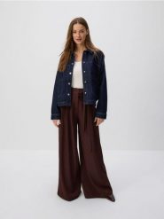 Jeansowa koszula z kieszeniami - granatowy. Niebieskie koszule damskie Reserved, l, bez wzorów, z denimu, bez kołnierzyka, bez ramiączek. Za 129.99 zł.
