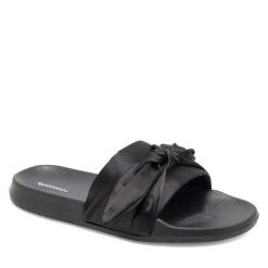 Klapki Bassano. Czarne klapki damskie Bassano, bez wzorów, bez obcasa. Za 49.99 zł.