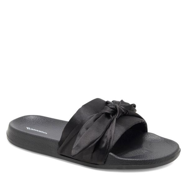 Klapki Bassano. Czarne klapki damskie Bassano, bez wzorów, bez obcasa. Za 49.99 zł.