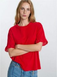 Bawełniana bluzka z ażurowymi detalami - czerwony. Czerwone bluzki damskie Sinsay, l, w ażurowe wzory, z bawełny, bez kołnierzyka, bez ramiączek. Za 25.99 zł.